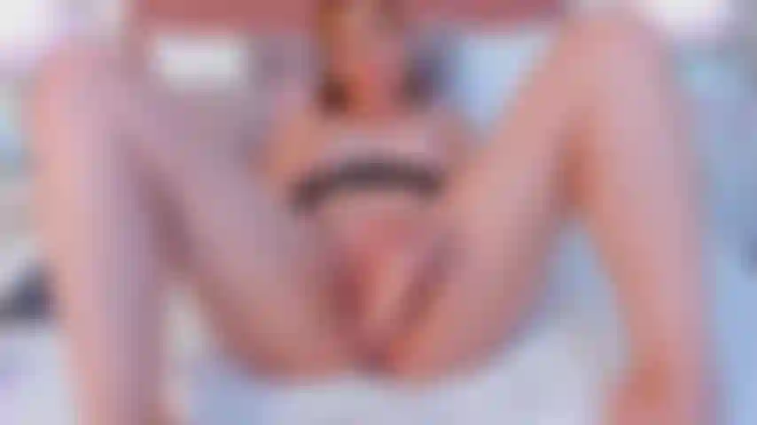 Das sperma, das aus meiner muschi kommt, ist das zeichen dafür, dass ich explodiere und sehr feucht und geil werde, wenn ich sie ficke und mir vorstelle, dass es dein schwanz ist.