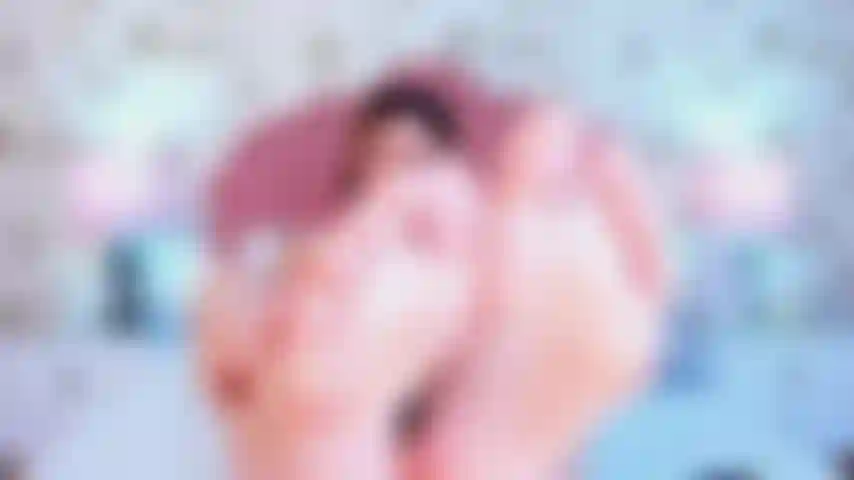 Du magst die sohlen meiner sexy füße. Dein schwanz ist schon hart und explodiert auf meinen heißen titten. Ich möchte dein sperma spüren.