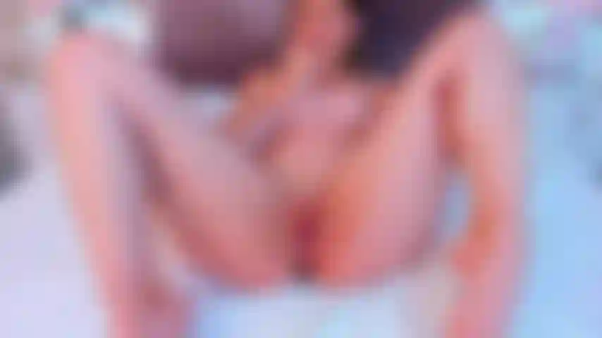 Meine offene muschi wird dich hart wie eine rose machen, aber mein sexy großer arsch, der ununterbrochen darin hüpft, wird dich zum explodieren bringen. Gib mir deine ganze milch.