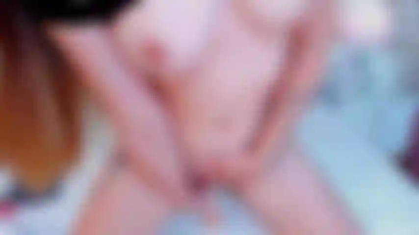 Reite deinen harten schwanz auf deinem rücken, damit du meinen arsch hüpfen sehen kannst. Lass es hart und tief sein, aber peitsche ihn mit deinen händen, bis er explodiert.