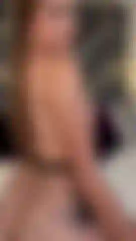 Die strumpfhose lässt meinen arsch heißer aussehen. Meine muschi ist durch die strumpfhose getarnt, aber die nässe beim berühren ist so groß, dass du deine augen nicht davon abwenden kannst.