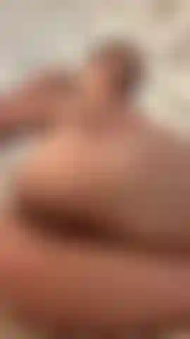 Mit meinem vom öl glänzenden arsch und meiner offenen muschi lade ich sie ein, sich in diesem video zu verlieren. Ich hebe ein bein und zeige ihnen meine ganze offene muschi. Ich werde ihren schwanz vor lust explodieren lassen.