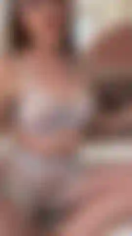 Mein großer, nasser und rosa arsch wartet sehnsüchtig im bett darauf, dass du kommst und ihn mit deinen fingern, deinem schwanz und deiner zunge bearbeitest.