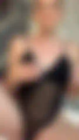 Meine muschi ist so nass, dass du nicht widerstehen kannst, während meine heißen titten dich anflehen, sie zu berühren. Jeder tropfen, der von mir fällt, und jede vor verlangen brennende kurve ruft nach dir und ist bereit, von dir mit ihnen zu spielen.