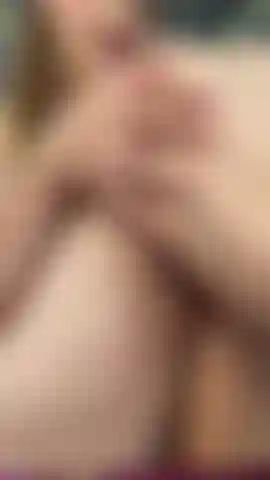 Wenn ich mit meinen großen fingernägeln meine weiche haut berühre, wird meine muschi ganz heiß und feucht. Nur mit meinen fingern schaffe ich es, in den abgrund der stasis zu klettern. Meine beine zittern vor solcher lust.