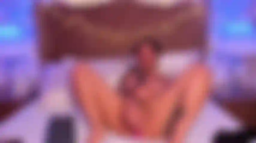 Während du meine muschi fickst, ist mein domi-spielzeug auf maximum, spüre deine härte und die vibrationen bringen gleichzeitig meine muschi zum explodieren, fülle mich mit deiner milch.