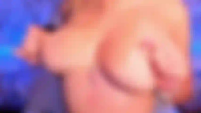 Meine großen titten in deinem gesicht. Dein schwanz wird in sekundenschnelle hart wie ein stein, aber ich werde dich zum explodieren bringen, indem ich darauf springe.