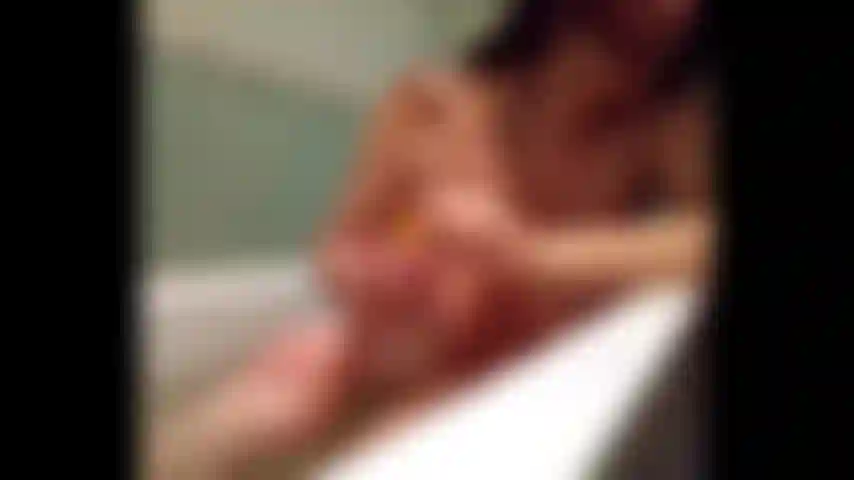 Ich dusche und wie nah es ist, kann man von der geheimkamera aus sehen.