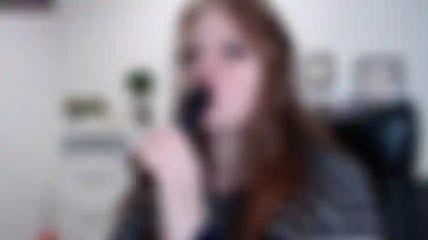 Eine sexy nymphomanin schluckt gierig einen schwarzen dildo.