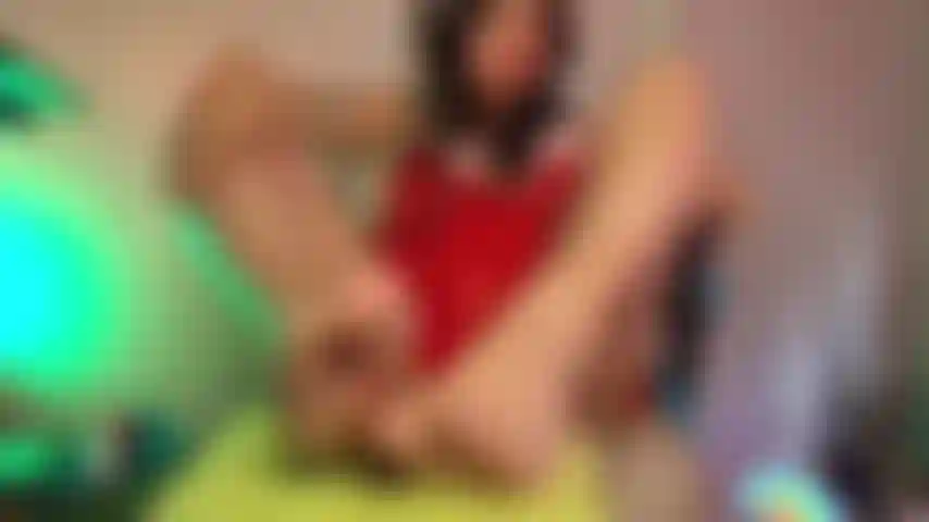 Die meine süßen füße mit öl massiert, um dir einen footjob zu geben, während ich meine muschi zeige und berühre!!