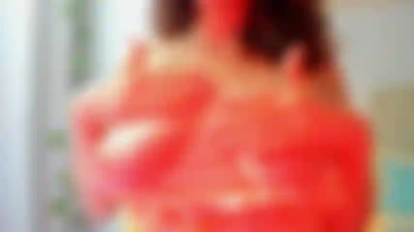 Große natürliche titten und spiele mit der muschi.