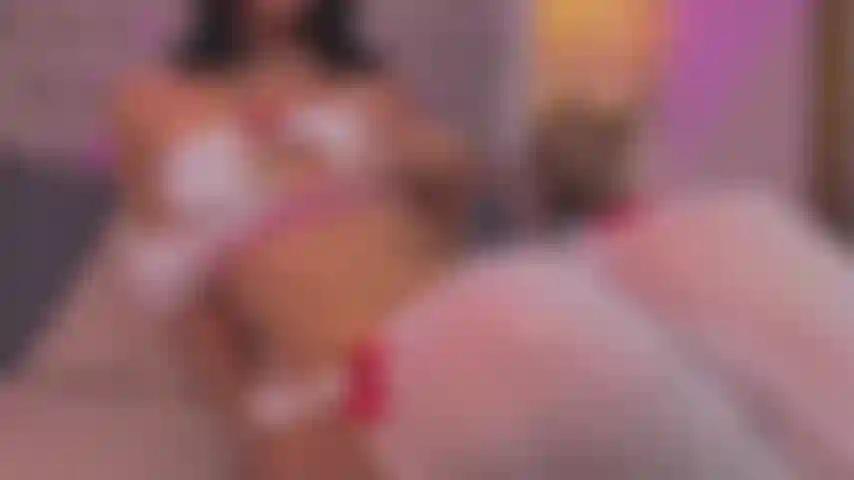 Alice wird richtig geil und spielt mit ihrer muschi.