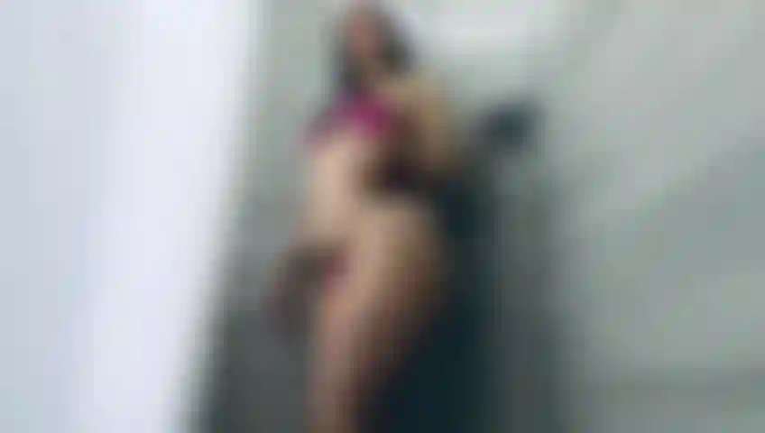 Lass uns mit meinem dildo eine heiße dusche nehmen.