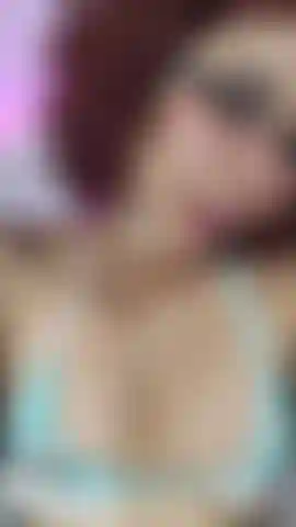 Ein süßes mädchen in blau.