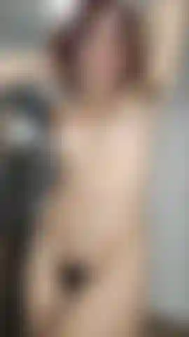 Ein nacktes, behaartes mädchen.