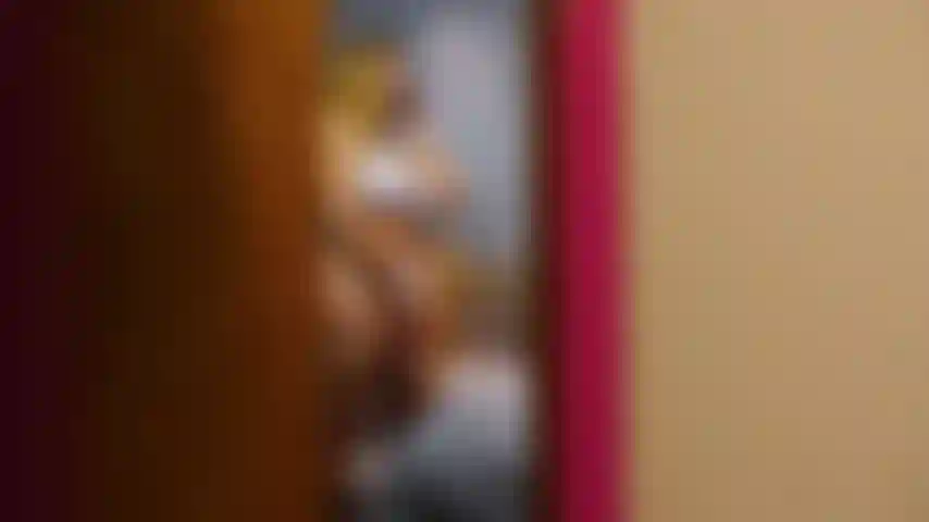 Weiße dessous-strip- und pussy-play-voyeurin.