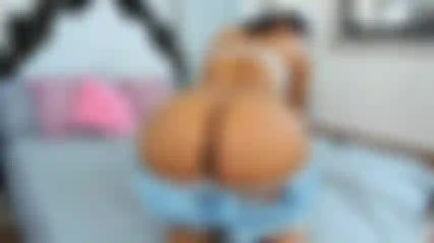 Schmiere öl ein und ficke meinen arsch so nah vor der kamera.