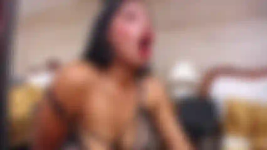 Heiße und geile latina, die ihren arsch und ihre muschi so hart fickt, dass sie ihr bett nass macht.