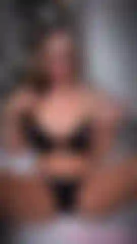 Wie ali mit einem glasdildo fickt und mit den fingern fickt.