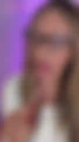 Sieh zu, wie ali an einer zuckerstange lutscht, oben ohne, nicht nackt.