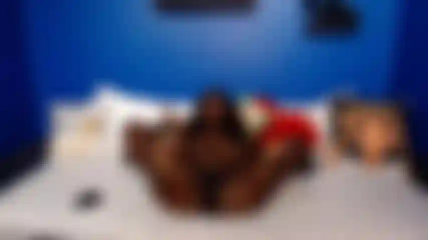 Mukbang: titten, zehen und chips.