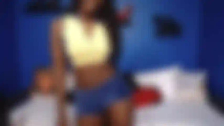 Striptease mit viel arschwackeln.