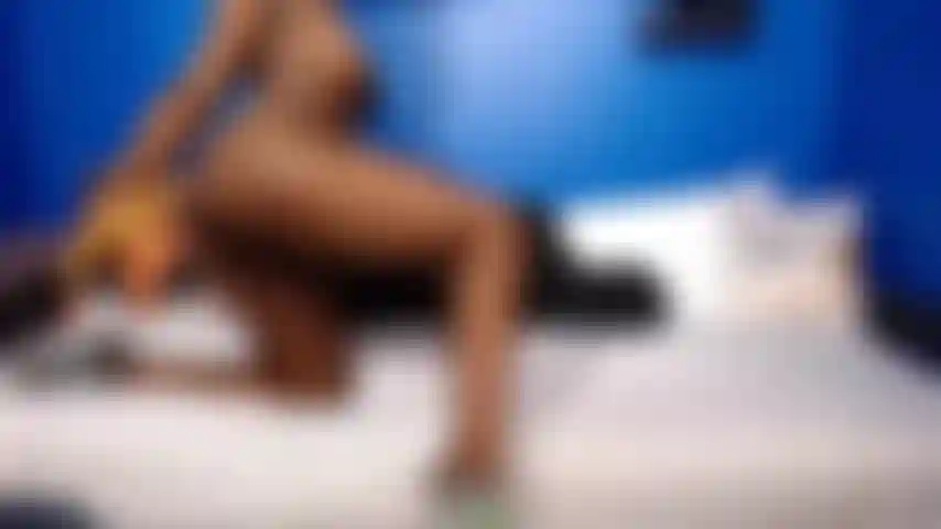 Spagat am dildo necken.