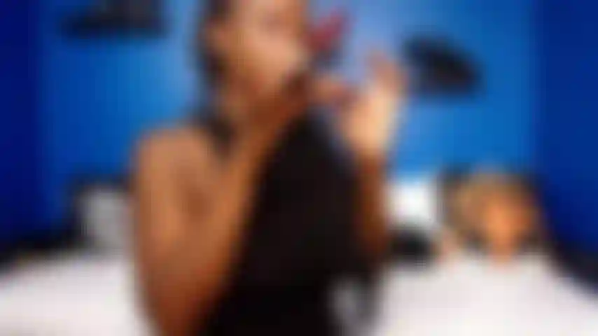 Nude mukbang: wingz & tingz.