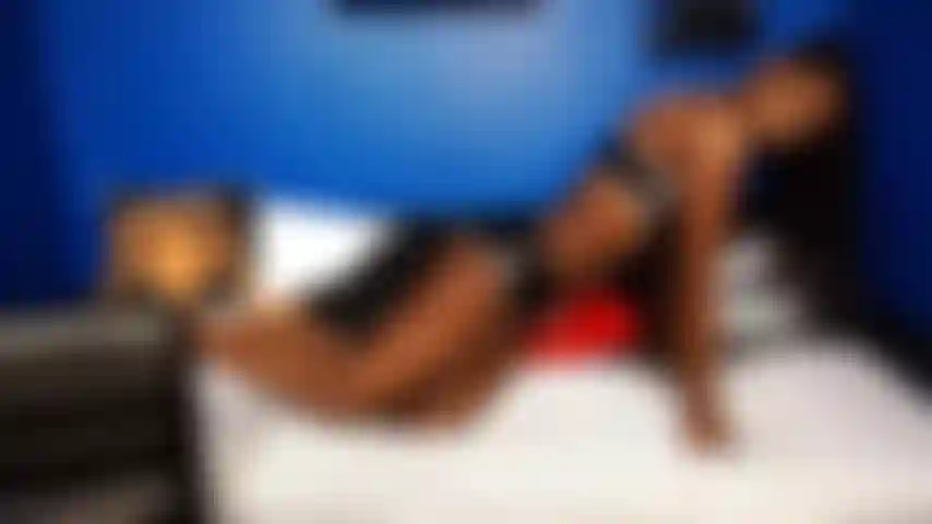 Striptease aus schwarz-weiß-set mit hitachi.