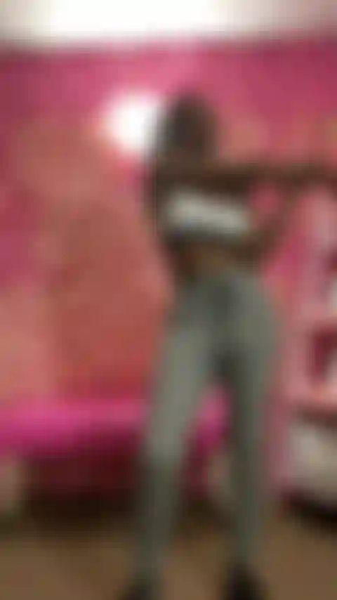 Strecke mich in grauen sweats und sport-bh.