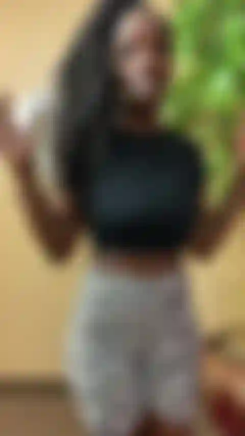 Die sich in gepardenshorts ausdehnt.