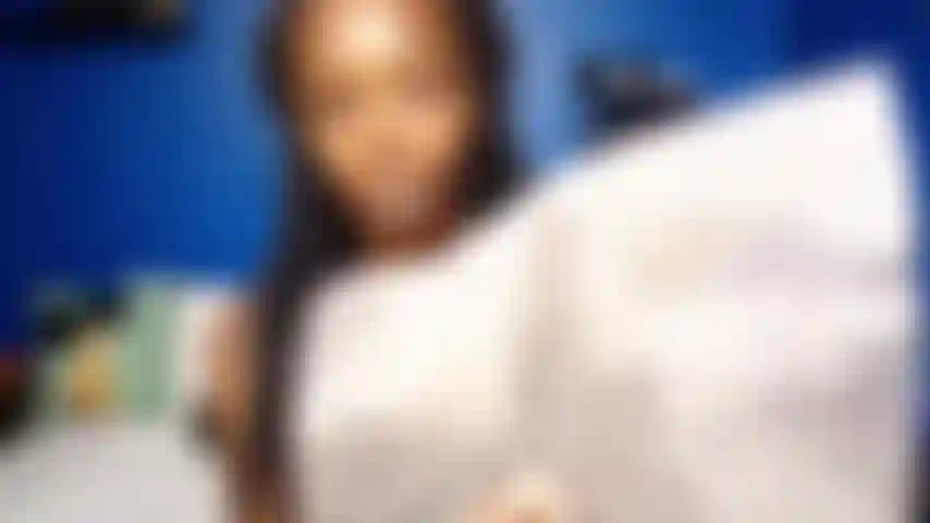 Luftpolsterfolie platzt in nahaufnahmen.