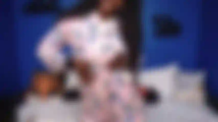 Pinguin onsie striptease.