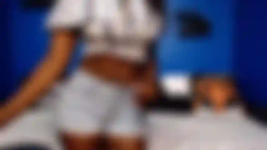 Striptease und lutsche einen schwarzen dildo.