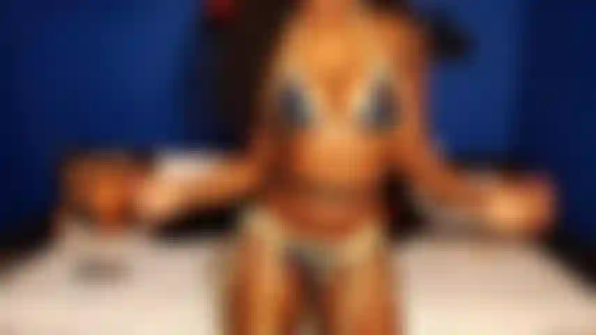 Striptease aus herzbikini.