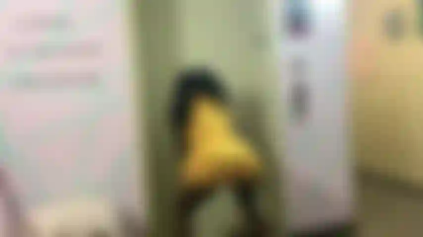 Twerke in der nähe des aufzugs.