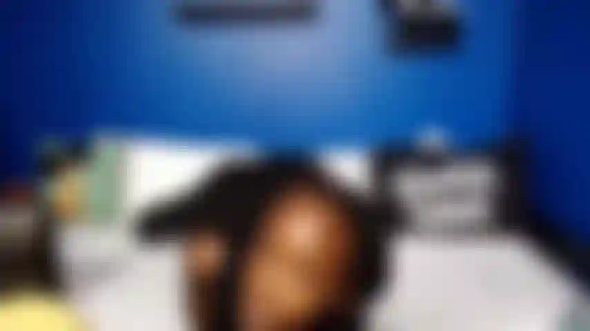 Die weiße luftballons aufbläst.