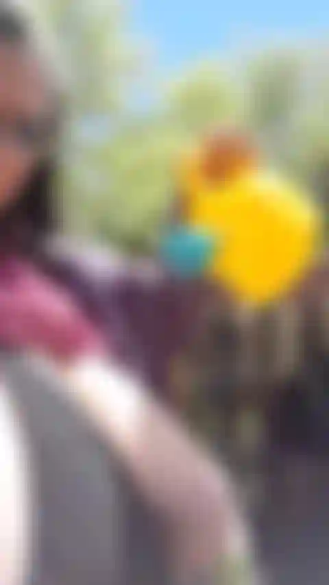 Draußen nasse titty necken im bikinioberteil.