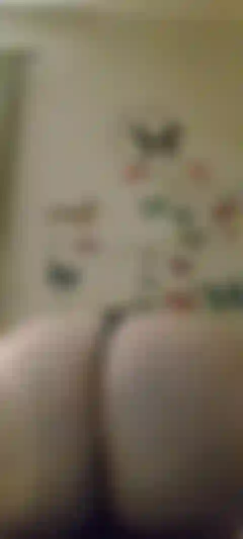 Die dein gesicht mit meinem lila kissen reitet.