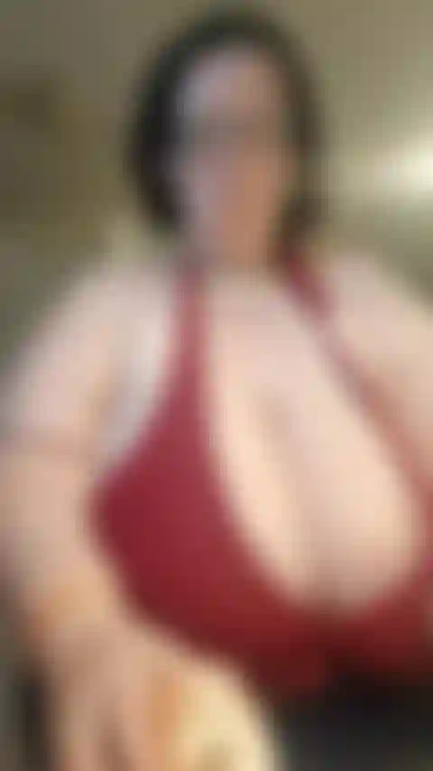 Koche im roten bikinioberteil.