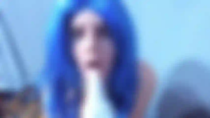 Monsterzungenfick – sieh mir zu, wie ich mit meinen blauen haaren an der monsterzunge lutsche, bevor ich von ihr geleckt und untersucht werde und schließlich mit klebriger, blauer monstersperma bedeckt werde.