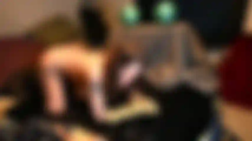 Vore mit abgetragenen stiefeln und gummihandschuhen.