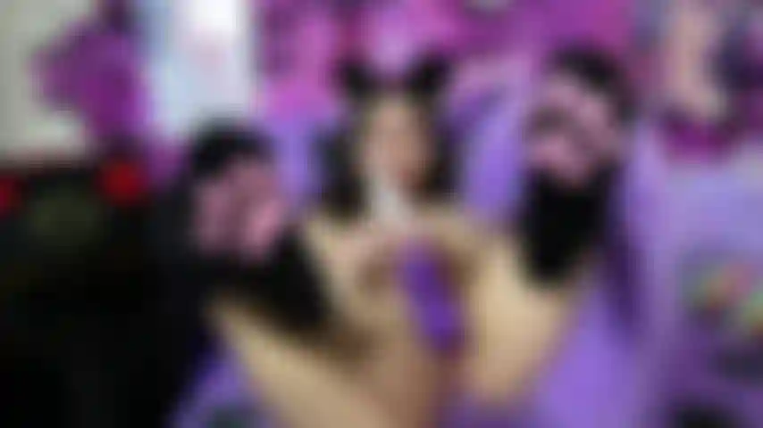 Kitty kommt mit ihrem zauberstab zum orgasmus.