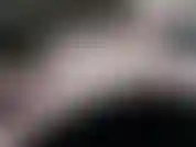 Die göttin gibt sich dem vergnügen hin! Bewundere ihren mit schimmernden tattoos geschmückten körper, während sie ihre brüste streichelt und ihre klitoris neckt. Dann beobachte, wie sie sich mit dem vibrator eincremt, während sie sich selbst vergnügt.