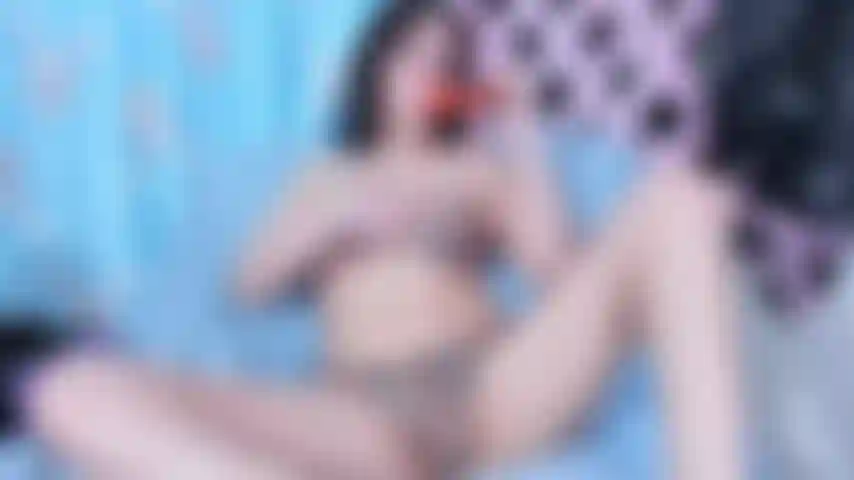 Masturbiere in mehreren badeanzügen.