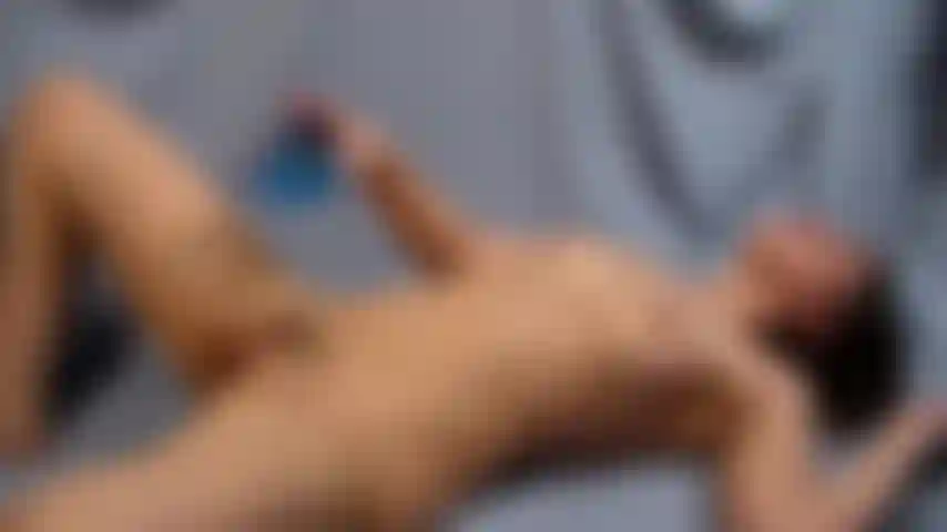 Masturbation mit heißem öl – ich reibe heißes kokosnussöl in den körper, bevor ich zum masturbieren einen vibrator verwende. In diesem video habe ich einen busch für diejenigen, die auf haarige muschis stehen.