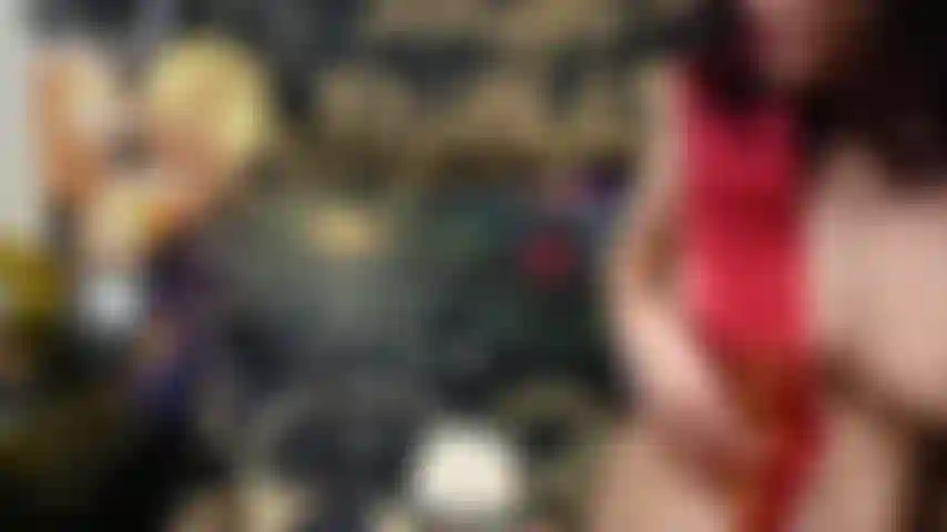 Die geburtstagstorte sitzt und spritzt.