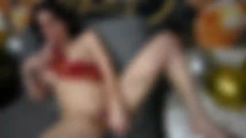 Ein geburtstagskind, das zwei dildos lutscht und fickt.