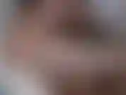 Mit schokolade überzogene ali. Ich nehme eine schüssel hausgemachte schokoladensauce, schön warm. Lasse es mit einem löffel über meinen körper tropfen, bevor ich es in meine haut einreibe. Ich schließe mit einem schokoladenkuss ab!