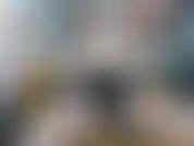 Ein schulmädchen lutscht und reitet einen schwarzen dildo.